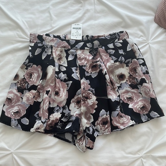 Lock & Key Silky Floral Shorts - Size Medium - Picture 1 of 4